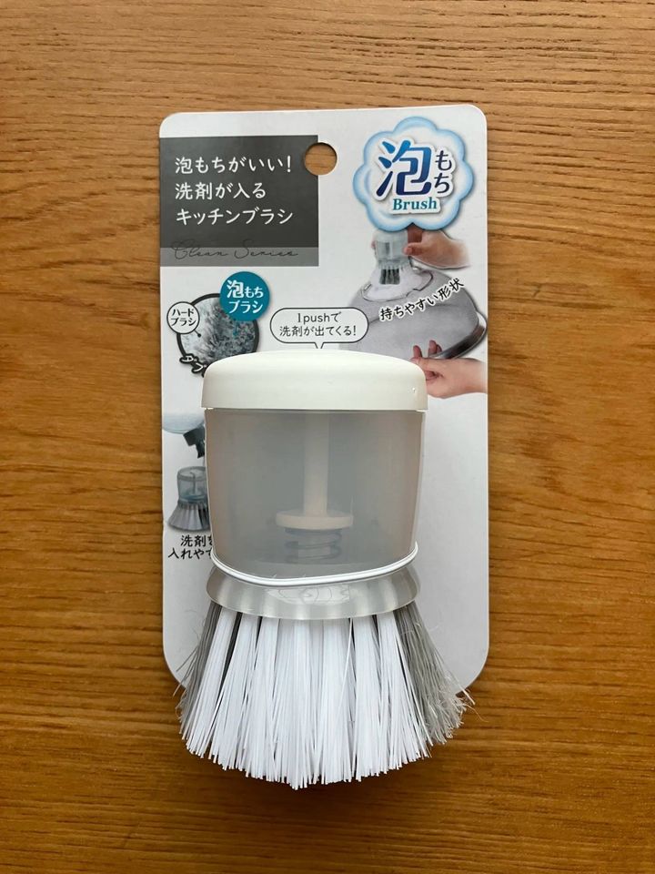 DAISO(ダイソー)：洗剤が入るキッチンブラシ