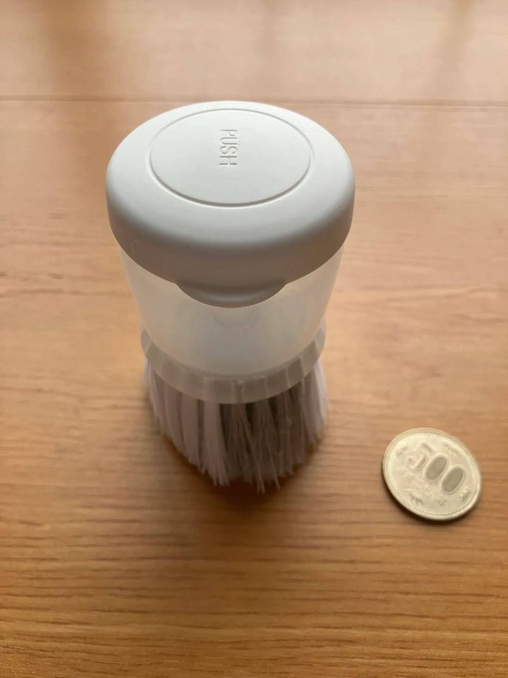 DAISO(ダイソー)：洗剤が入るキッチンブラシ
