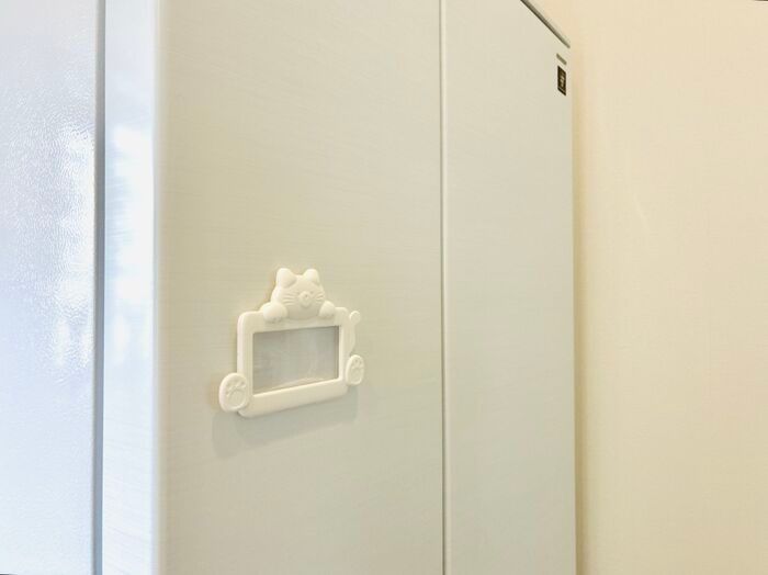 【セリア】大人のプチ悩みを救う⇨『ネコの窓』がキッチンで大活躍！「見た目もかわいくて買って大正解！」