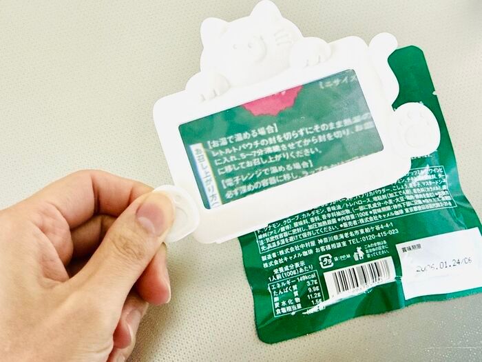 【セリア】大人のプチ悩みを救う⇨『ネコの窓』がキッチンで大活躍！「見た目もかわいくて買って大正解！」