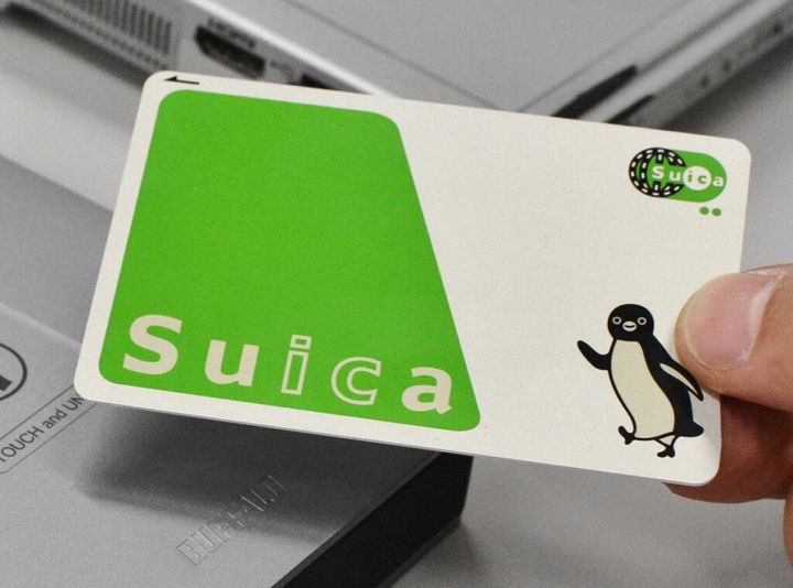 JR東日本は交通系ICサービス「Suica（スイカ）」のイメージキャラクターを変更すると11日に発表しました。2001年度のサービス開始当初から親しまれてきた「スイカのペンギン」を2026年度末で終了し、2027年度から新たなキャラクターを採用するとしているそうです。