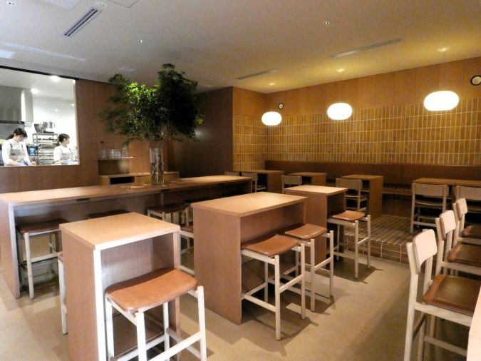 sym coffee roasters 店内 テーブル席