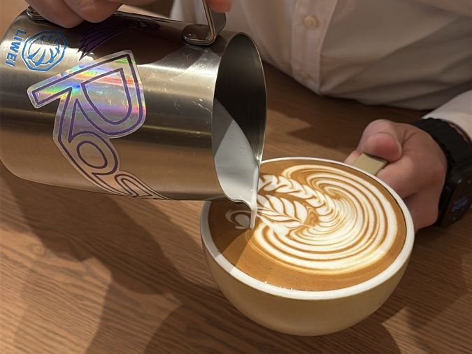 sym coffee roasters バリスタがラテを淹れる様子