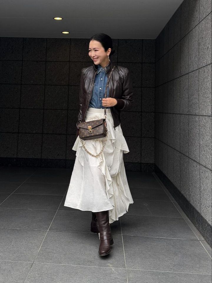 Boulson／MARELLA、Denim Shirts／ POLO RALPH LAUREN、Skirt／ AKIRANAKA、Boots／Sergio Rossi、Bag／LOUIS VUITTON