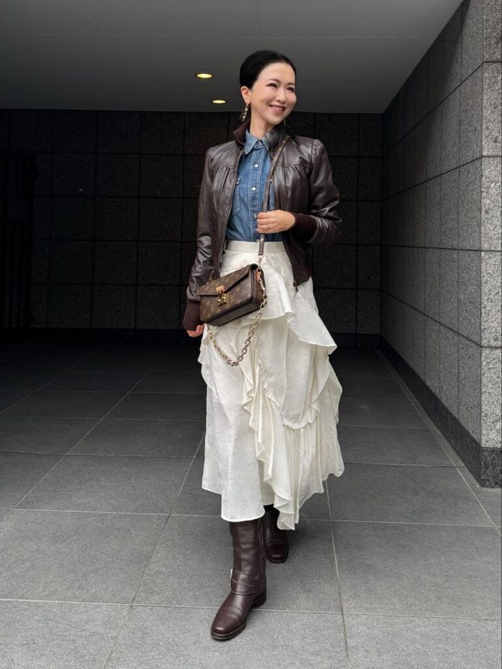 Boulson／MARELLA、Denim Shirts／ POLO RALPH LAUREN、Skirt／ AKIRANAKA、Boots／Sergio Rossi、Bag／LOUIS VUITTON