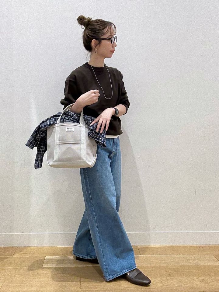 ブラウンニット＆デニムは誰でもトライしやすい組み合わせ 出典：WEAR