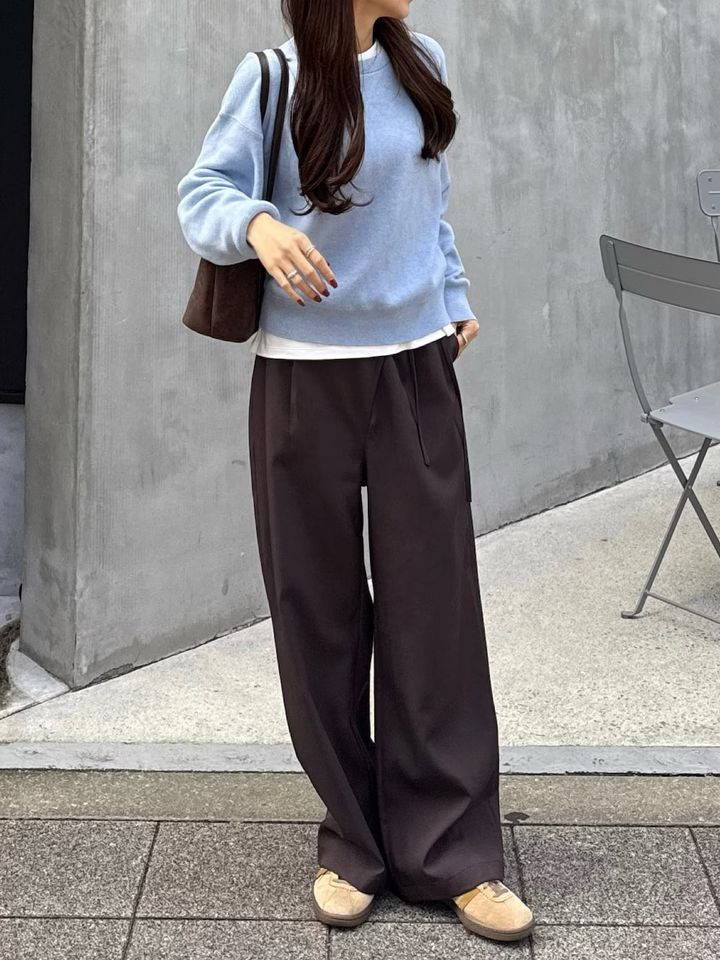 淡いブルーのニットもブラウンのパンツであか抜けた印象に 出典：WEAR