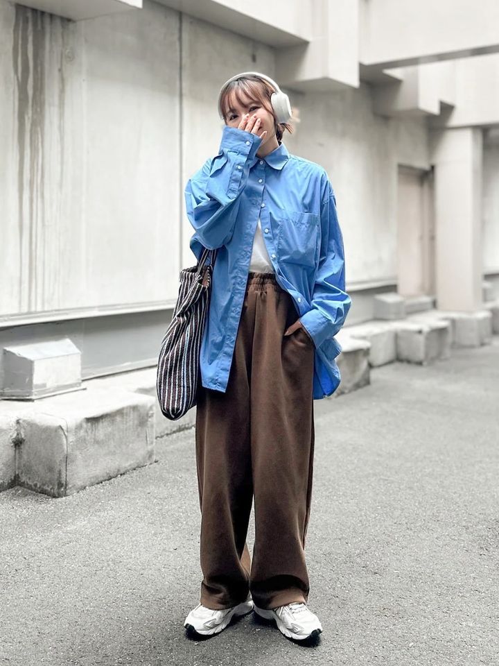 ユニクロのスウェットパンツはブラウンでおしゃれ度アップ 出典：WEAR