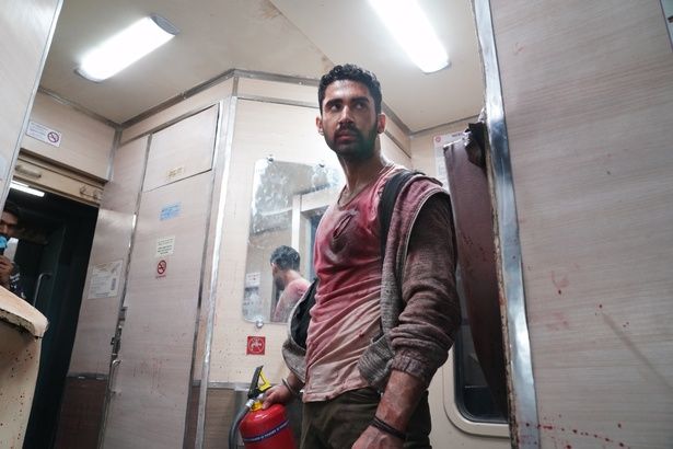 ボロボロの姿のアムリトは、消火器を片手に… [c]2024 BY DHARMA PRODUCTIONS PVT. LTD. & SIKHYA ENTERTAINMENT PVT. LTD.