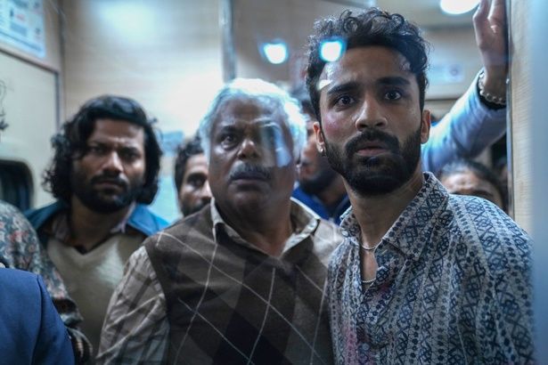 “超覚醒”したアムリトを見て、強盗団も思わずこの顔 [c]2024 BY DHARMA PRODUCTIONS PVT. LTD. & SIKHYA ENTERTAINMENT PVT. LTD.