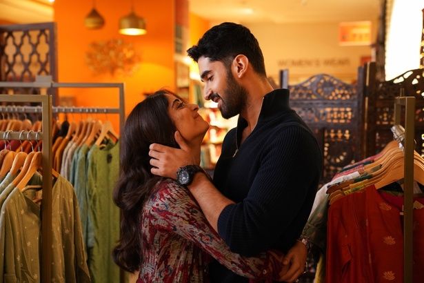 映画序盤ではラブストーリーも並行して展開 [c]2024 BY DHARMA PRODUCTIONS PVT. LTD. & SIKHYA ENTERTAINMENT PVT. LTD.