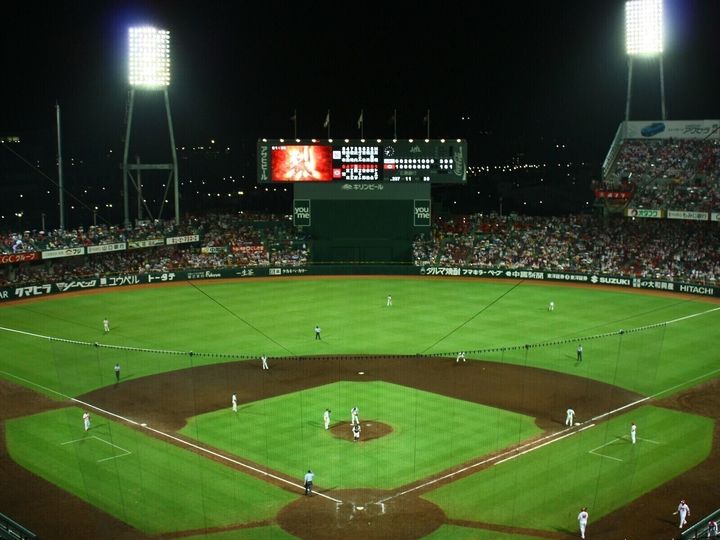 プロ野球ファンの52歳女性。家族の都合がつかなくなり、思い切って一人で野球観戦に出かけると、思いがけずその時間が心地よかった。「ひとり行動」は女性たちに開放感を与えてくれる。さらに、家族にもメリットがあるのだ。※サムネイル画像：PIXTA