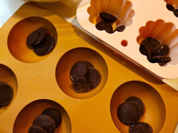 チョコレートを型にしく