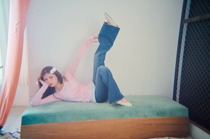 ar的・2025年「Y2Kコーデ」⑤フレアデニムに華奢見えな透けピンクトップスで甘めギャルに♡