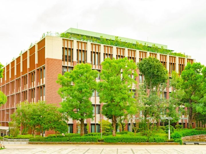 All About ニュース編集部が全国300人を対象に実施した「関東・甲信越地方の国立大学に関するアンケート」の調査結果から、天才を輩出しそうだと思う「関東・甲信越地方の国立大学」ランキングを発表！ 2位「筑波大学」を抑えた1位は？