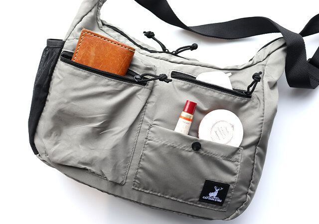 宝島社雑誌付録モノマックス12月号のキャプテンスタッグの便利な外ポケット付き！ショルダーバッグ5