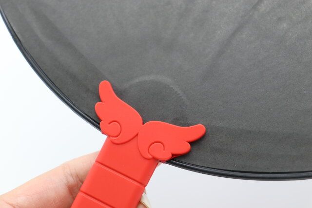 ダイソー うちわグリップ（羽、レッド、ブルー） 装着 デザイン