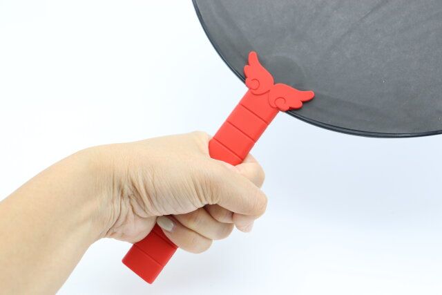 ダイソー うちわグリップ（羽、レッド、ブルー） 装着 デザイン 使用例