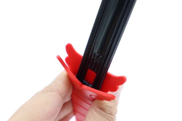 ダイソー うちわグリップ（羽、レッド、ブルー） 装着