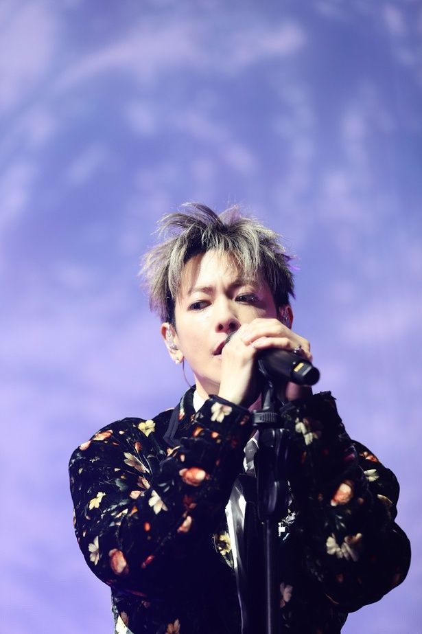  台北公演で熱唱する佐藤健