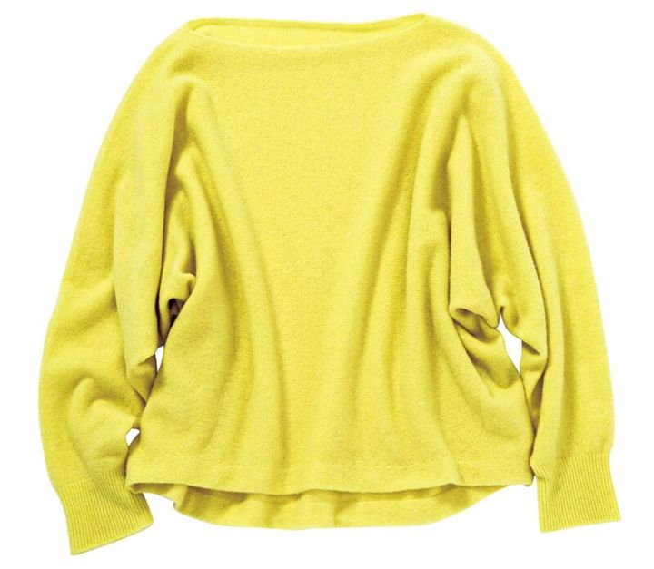 体形を美しく見せるドルマンシルエット。ニット￥16,500（ノーブル／ノーブル 有楽町マルイ店）