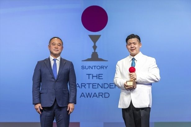 優勝に輝いた若林将太さん(写真右)とサントリー執行役員 スピリッツ本部長の塚原大輔さん(写真左)