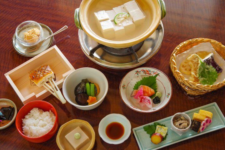 【京都・新国宝を訪ねる紅葉さんぽ】琵琶湖疏水で船旅を楽しんだ後は、庭園めぐりや湯豆腐も♪