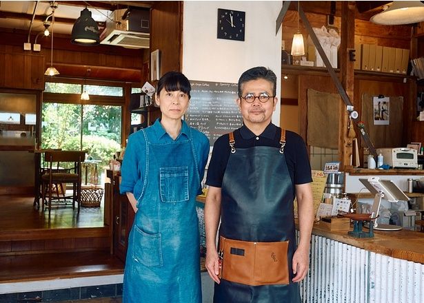 店主の太田原一隆さん、奥様の美保子さん夫婦。写真は「COFFEA EXLIBRIS kettle」