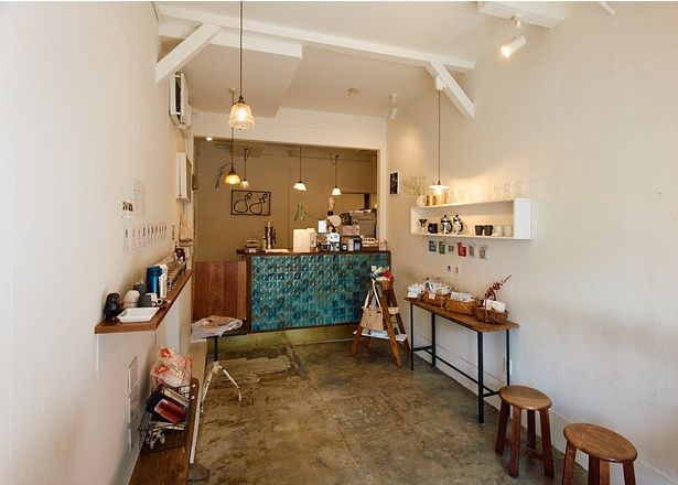 下北沢の店舗。豆以外にもコーヒープレスなどのグッズの販売も行う