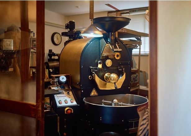 【写真】東府中店の開業とともに自家焙煎を再開。コーヒー豆の品質を見極め、特徴を引き出す焙煎を心がける