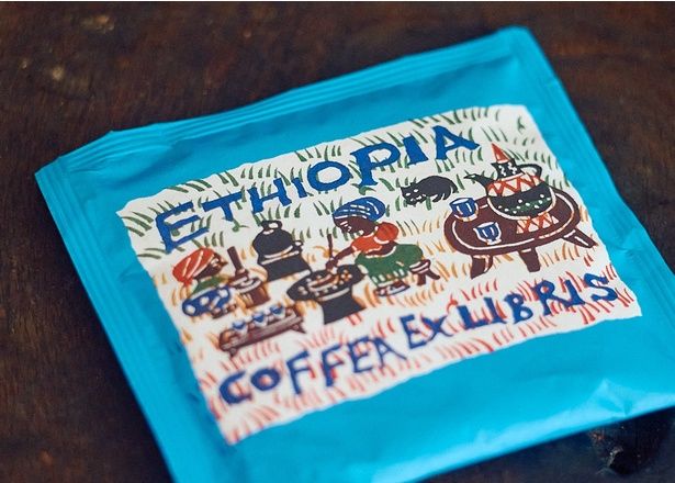 ドリップバックは1個198円ほか。イラストは型絵染作家・関美穂子さんの作品で、コーヒーの産地国をモチーフにしたデザイン