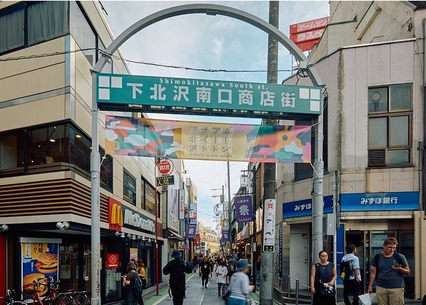 店は下北沢駅から「下北沢南口商店街」を抜け、茶沢通りの交差点の先