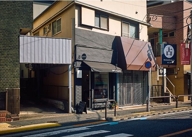 洗練された下北沢の街並みに溶け込むコーヒーのテイクアウト専門店「COFFEA EXLIBRIS」
