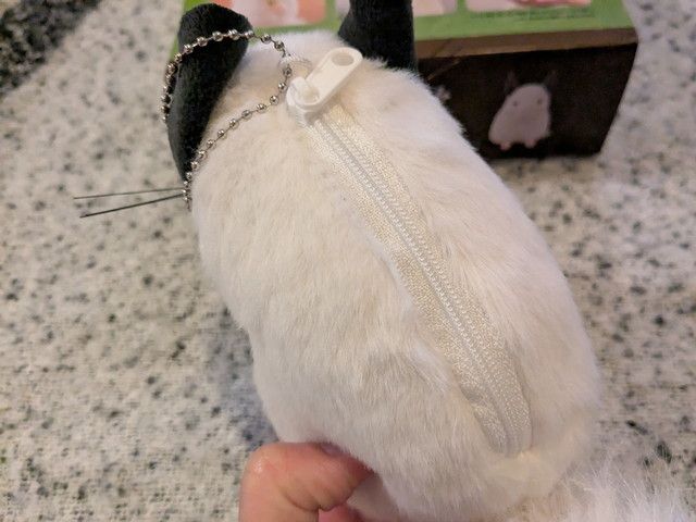 吉徳のチンチラぬいぐるみポーチの背面ファスナー部分