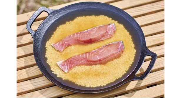 調味料を加えて軽く混ぜ、紅鮭をのせる （C）たけだバーベキュー／KADOKAWA