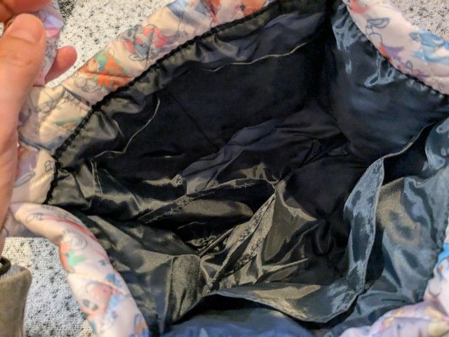 Disney キルティングバッグBOOK Dカン部分の拡大写真