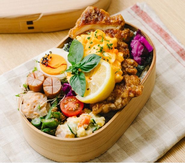 ご飯の上にドーン！ 甘辛ダレでご飯がすすむ「チキン南蛮」 （C）キキ／KADOKAWA