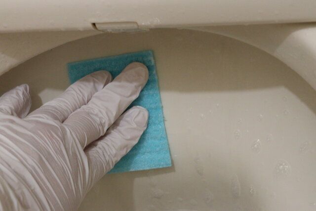 トイレ用洗浄剤 擦る
