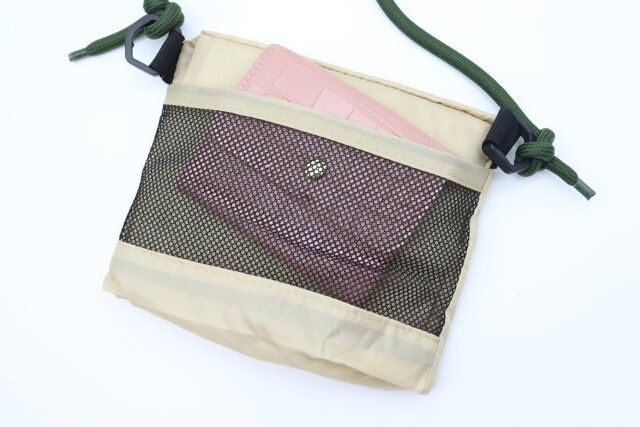 ショルダーになる折りたたみショッピングバッグ ポケット