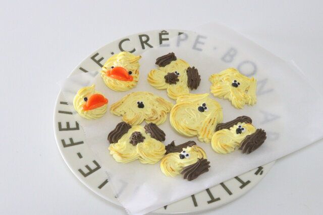 セリアのクリームしぼり袋 小 口金付とエンジェルクレイ ホワイトを使用したクッキー型