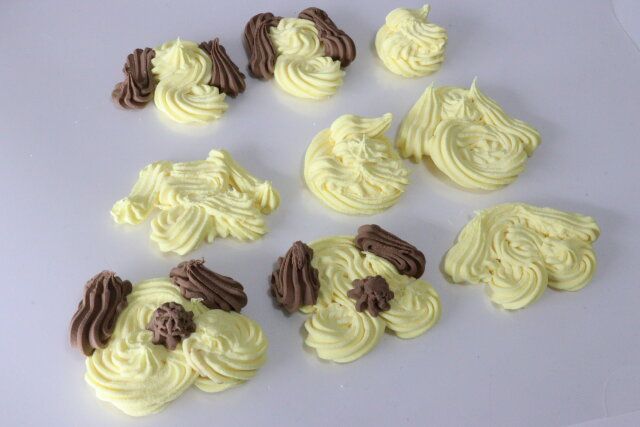 セリアのクリームしぼり袋 小 口金付とエンジェルクレイ ホワイトで作った粘土細工