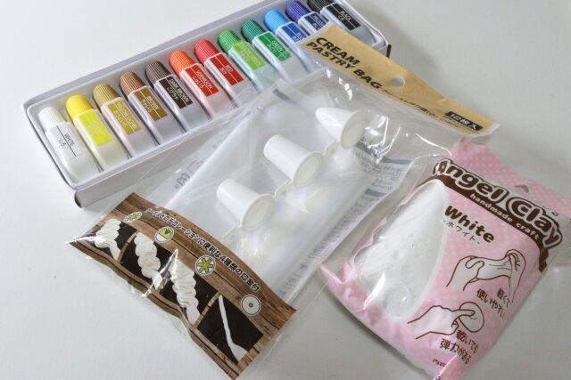 セリアのクリームしぼり袋 小 口金付とエンジェルクレイ ホワイトと絵の具