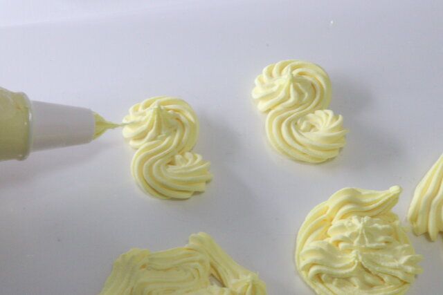 セリアのクリームしぼり袋 小 口金付でエンジェルクレイを絞る