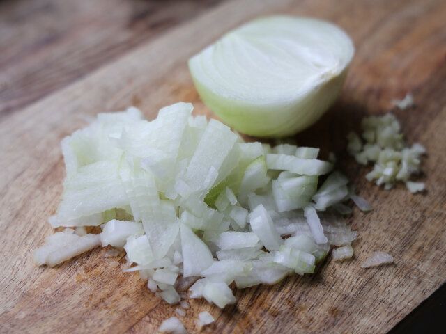 玉ねぎとにんにくは、みじん切りにしておく。