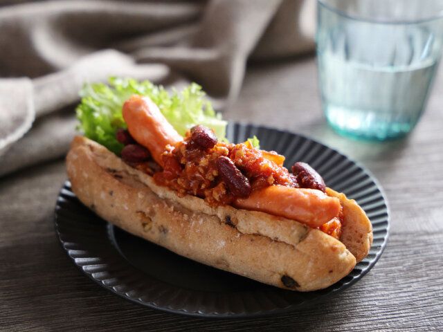 チリコンカン パンにソーセージと一緒に挟んだ、ホットドッグ