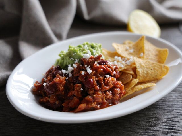 チリコンカン コーンチップスとアボカドディップに添えて、メキシカン風