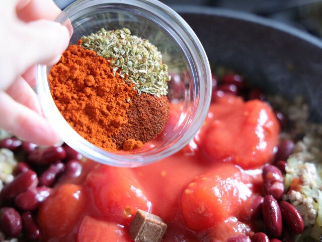 水を切ったレッドキドニー水煮とホールトマト缶、ソーセージまたはベーコン、固形ブイヨン、Ｂを入れて混ぜたら、フタをして10分ほど煮る。