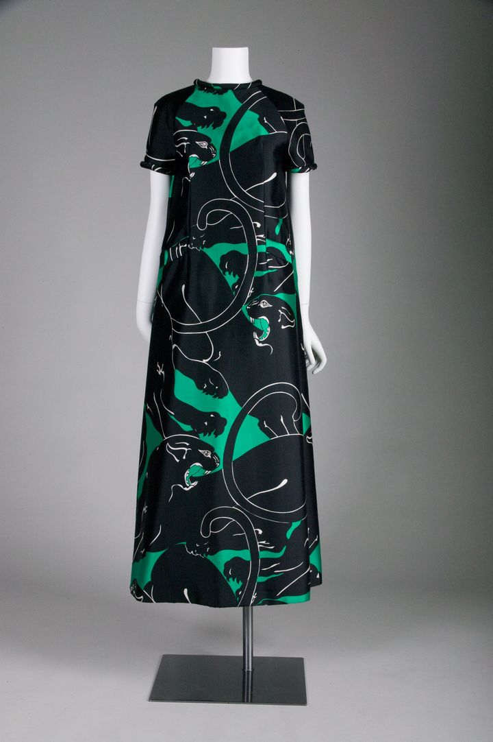 1967年のイタリア版『VOGUE』のエディトリアルで、モデルのヴェルーシュカが纏ったことでも有名なイブニングドレス。