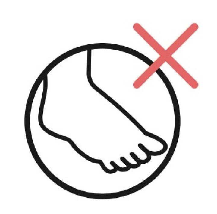 後ろの脚のつま先が外に向いてしまう人は正面に向け直す。