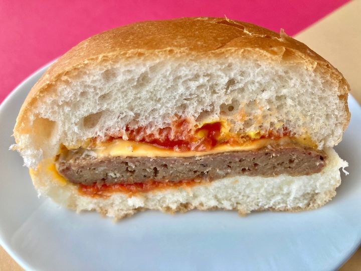 チーズとケチャップの主張が強い！【ファミマ】定番の味わいのチーズバーガー